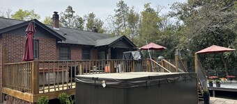 THE CHATEAU OF OAKLAND 

BEST PLACE TO STAY & PLAY GOLF / TWO DECKS 16 FOOT SPA