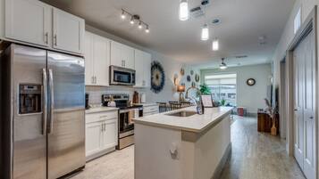 Frigorífico, microondas, horno y placa de cocina