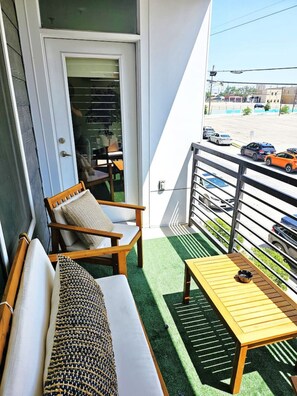 Terrace/patio - Trendy Hidden Gem Apt w/free Parking Pets allowed (San Antonio)