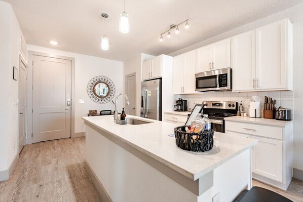 Fridge, microwave, oven, stovetop - Trendy Hidden Gem Apt w/free Parking Pets allowed (San Antonio)