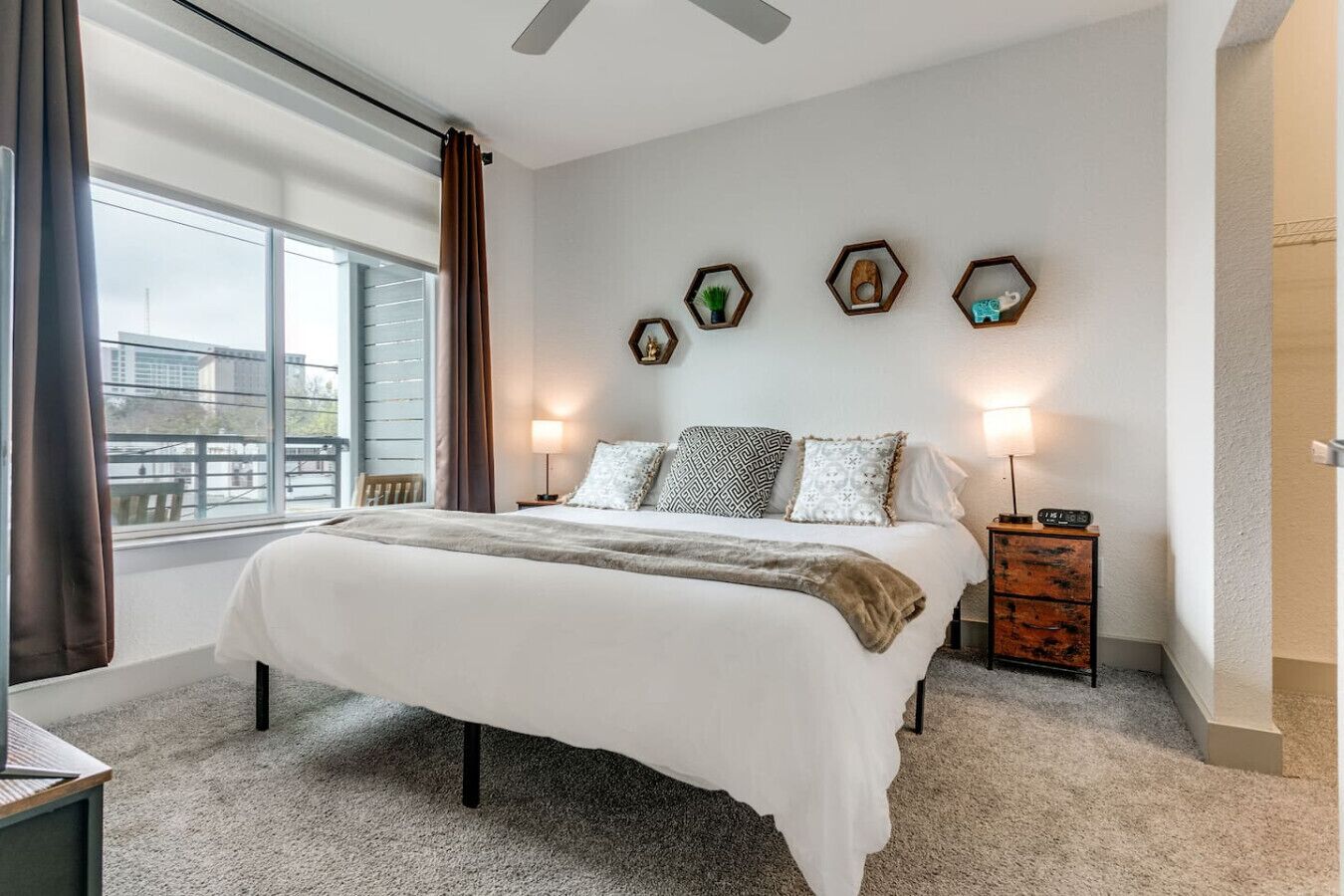 Skrivebord, strygejern/strygebræt, weekendseng, Wi-Fi