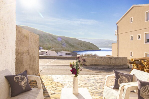 Terrace/patio - Apartment with sea view, free WiFi and washing machine (Metajna)