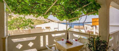 تناول الطعام بالخارج