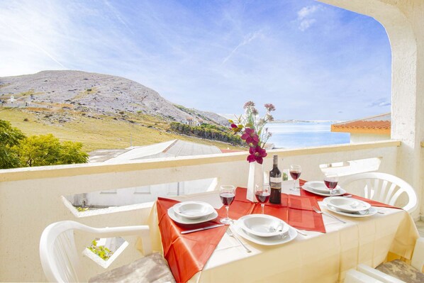 Outdoor dining - Apartment with private balkony and seaview (Metajna)