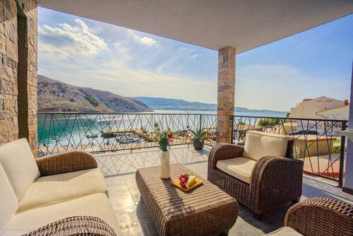 Beautiful apartment with sea view right on the harbour and the beach