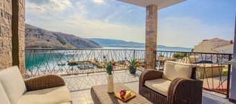 Beautiful apartment with sea view right on the harbour and the beach