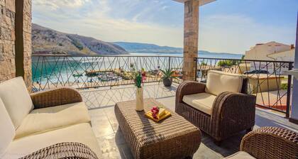 Beautiful apartment with sea view right on the harbour and the beach