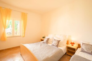 2 bedrooms, iron/ironing board, WiFi, bed sheets - Apartment with balcony, free WiFi and free parking (Metajna)