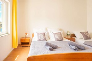 1 slaapkamer, een strijkplank/strijkijzer, wifi, beddengoed