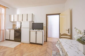 Fridge, oven, stovetop - Apartment with sea view, free WiFi and free parking (Metajna)
