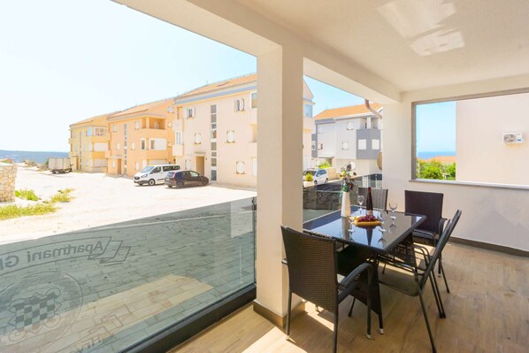 Outdoor dining - Apartment Glumac 1 with sea view and a fireplace (Novalja)