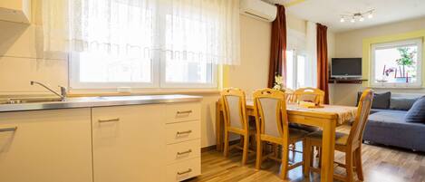 Fridge, oven, stovetop, coffee/tea maker