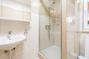 Shower, hair dryer, towels - Apartment Glumac 1 with sea view and a fireplace (Novalja)