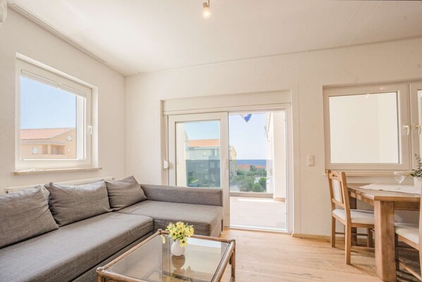 TV, fireplace - Apartment Glumac 2 with sea view and a fireplace (Novalja)