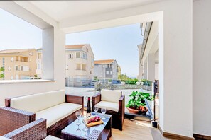 Property grounds - Apartment Glumac 2 with sea view and a fireplace (Novalja)