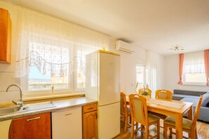 Fridge, oven, stovetop, coffee/tea maker - Apartment Glumac 3 with sea view and a fireplace (Novalja)