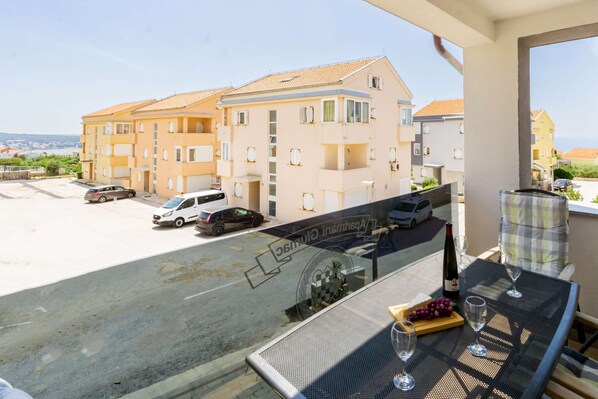 Outdoor dining - Apartment Glumac 3 with sea view and a fireplace (Novalja)