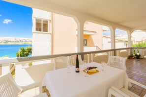 Outdoor dining - Apartment right on the sea and with seaview (Metajna)