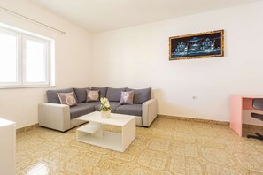 TV - Apartment right on the sea and with seaview (Metajna)