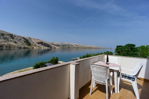 Apartment right on the harbor with slipway and boat mooring