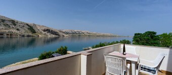 Apartment right on the harbor with slipway and boat mooring