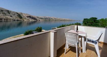 Apartment right on the harbor with slipway and boat mooring