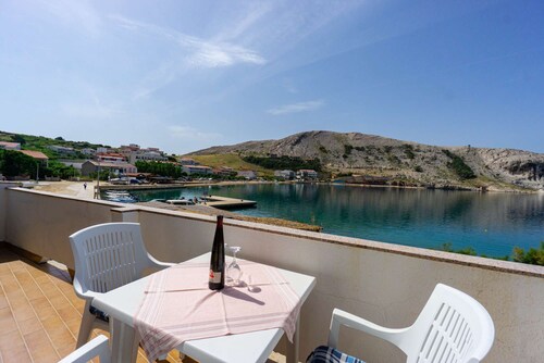Apartment right on the harbor with slipway and boat mooring