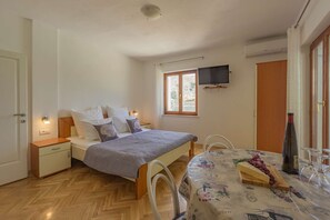 1 bedroom, WiFi, bed sheets