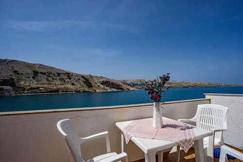 Apartment right on the harbor with slipway and boat mooring