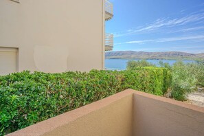 Property grounds - Apartment directly at the beach, shared terrace on the beach with grill (Zubovici)