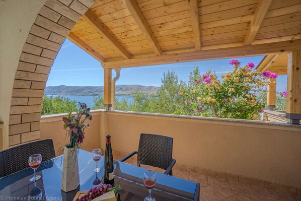 Outdoor dining - Apartment directly at the beach, shared terrace on the beach with grill (Zubovici)