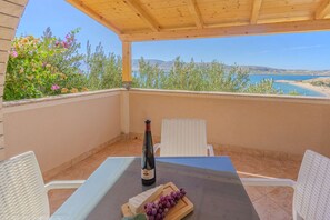 Outdoor dining - Apartment directly at the beach, shared terrace on the beach with grill (Zubovici)