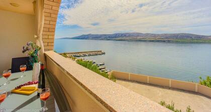 Apartment directly at the beach, shared terrace on the beach with grill