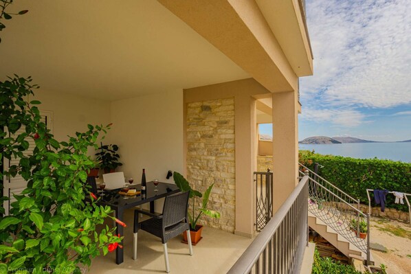 Outdoor dining - Apartment near the beach with sea view, shared terrace on the beach with grill (Zubovici)