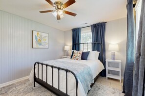 3 slaapkamers, een strijkplank/strijkijzer, internet, beddengoed