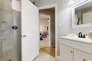 Hårføner og håndklær