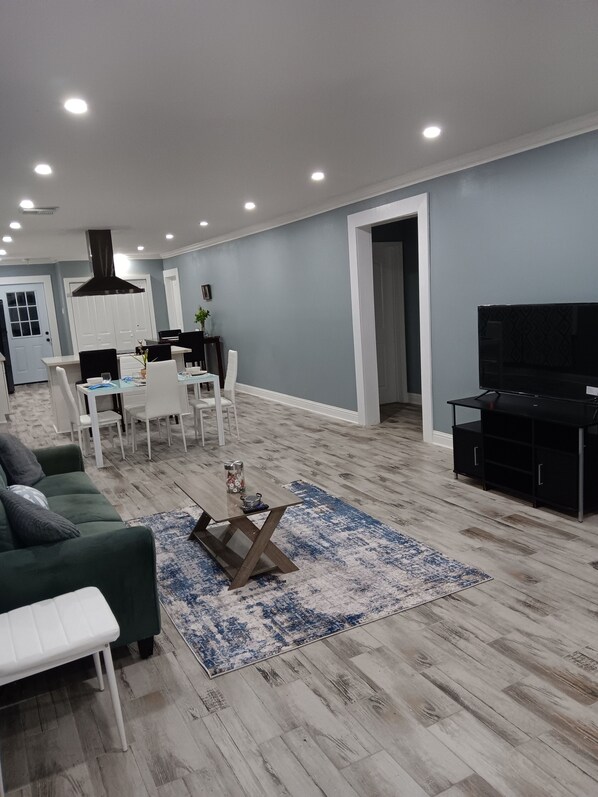 Living area - Workers Paradise
Mid-Term Rental
Great price
No Cleaning Fee (Slidell)