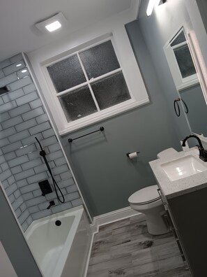 Hair dryer, towels, soap, shampoo - Workers Paradise
Mid-Term Rental
Great price
No Cleaning Fee (Slidell)