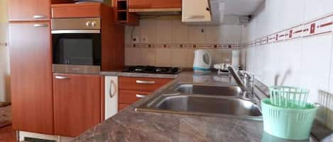 Frigorifero, forno, piano cottura, lavastoviglie