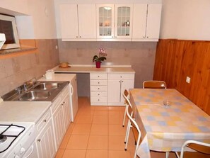 Kühlschrank, Herdplatte, Toaster