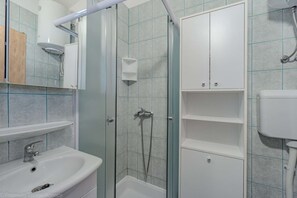 Shower, hair dryer, towels - Apartment directly at the beach, 2 balconys, sea view and free WiFi (Metajna)