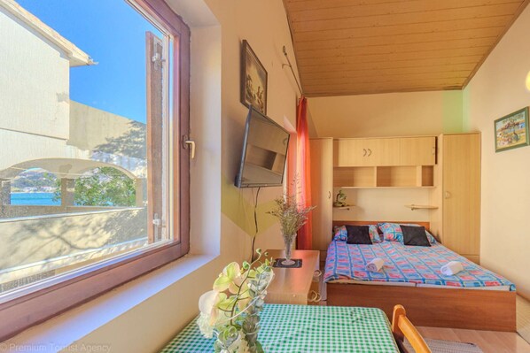 1 bedroom, iron/ironing board, WiFi, bed sheets - Studio-Apartment with balcony, directly at the beach and free WiFi (Metajna)