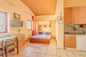 1 bedroom, iron/ironing board, WiFi, bed sheets - Studio-Apartment with balcony, directly at the beach and free WiFi (Metajna)