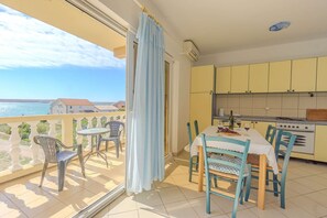 Outdoor dining - Apartment near the beach with sea view (Vidalici)