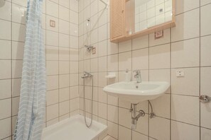 シャワー、ヘアドライヤー、タオル