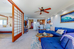 TV - Oceanfront condo with lanai, pool, grill, beach gear, smart TV, W/D, partial AC (Wailuku)