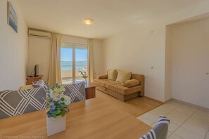 TV - Apartment with sea view, directly at the beach, beach chairs (Vidalici)