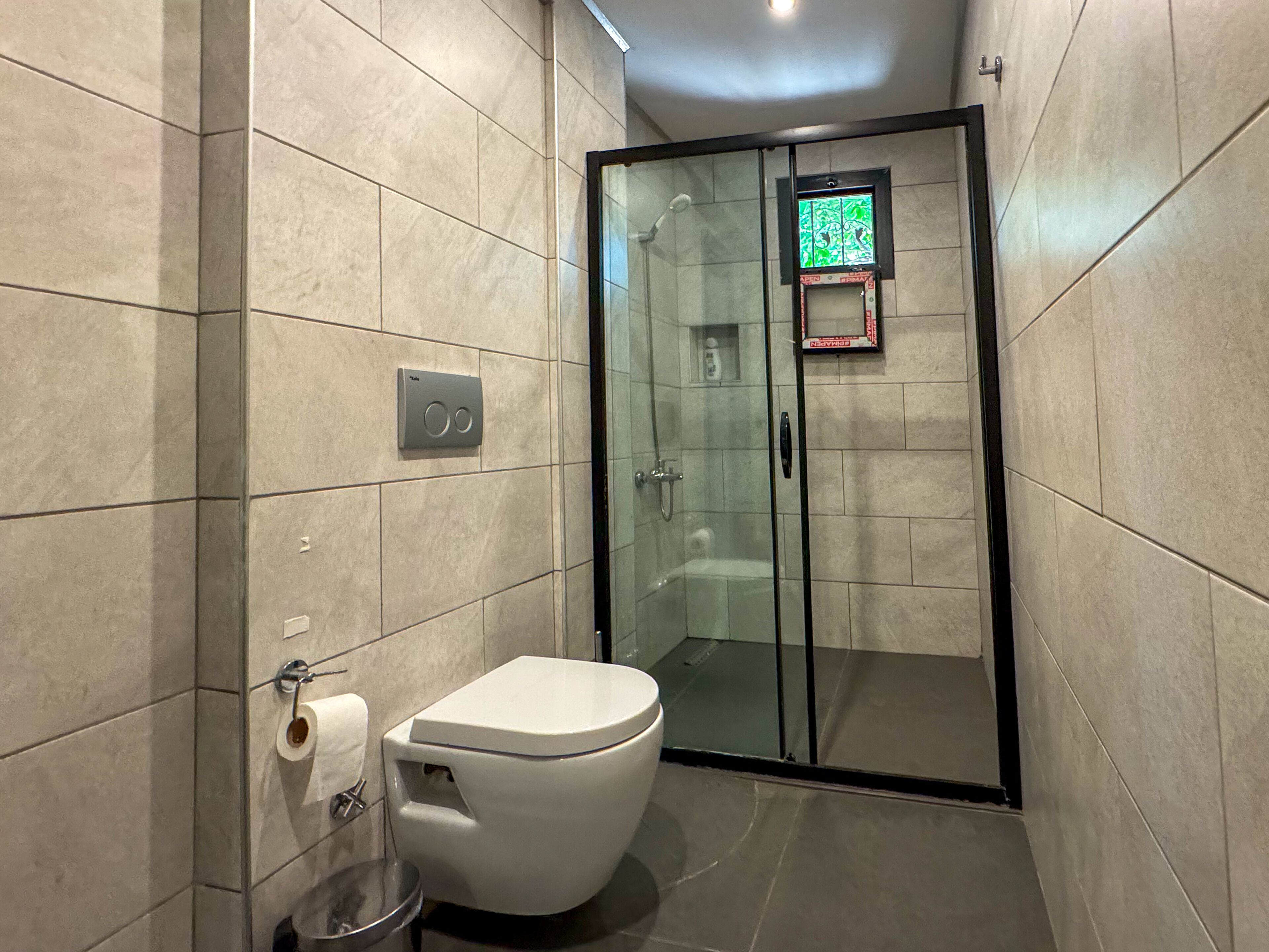 Villa Familiale | Salle de bain | Sèche-cheveux, savon, shampoing, papier toilette