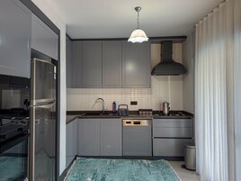 Villa familiar | Cocina privada | Placa de cocina, tostadora, trona infantil y congelador