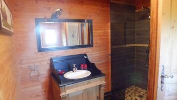 Een douche, een haardroger, toiletpapier